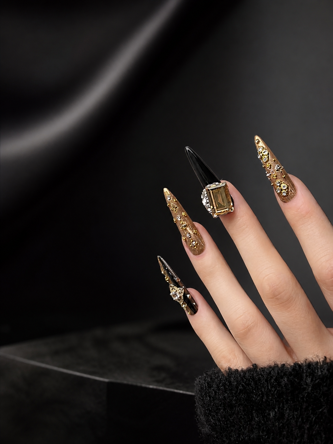 Gilded Amber & Onyx Sovereign | LUMlix Haute Nail
